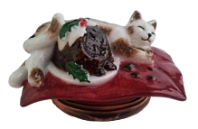 Kitten & Christmas Pudding (46/W280)  2" x 1". 