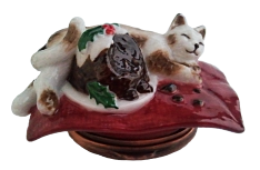 Kitten & Christmas Pudding (46/W280)  2" x 1". 